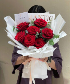 Bó hoa hồng đỏ giấy trắng 20/10 – Chân Thành TK2010-16